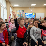 Dzieci z Przedszkola Samorządowego nr 8 losują bajkowe zagadki z kapelusza.jpg