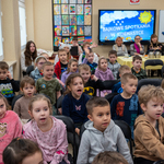 Przedszkolaki z zaciekawieniem biorą udział w zabawach .jpg