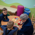 11. Dzieci pod opieką nauczycielki poznają sprzęt SI.jpg
