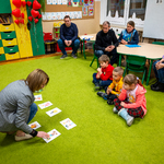 9. Nauczycielka z zerówki pokazuje dzieciom różne postacie z bajek.jpg