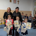8. Pamiątkowe zdjęcie z dziećmi wyróżnionymi w konkursie Mój bajkowy bohater.jpg
