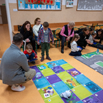 15. Dzieci pod kierunkiem nauczycieli pokonują tor z robotem Photon.jpg