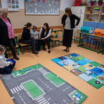 18. Dziewczynka prowadzi robota po torze.jpg
