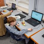 26. Dzieci aktywnie uczestniczą w warsztatch programowania z LEGO.jpg