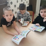 Chłopcy czytają ulubione komiksy.jpg