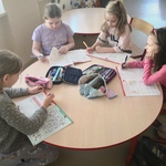 Dzieci odrabiają pracę domową.jpg