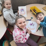 Dzieci kolorują kolorowanki na tłusty czwartek.jpg