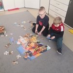 Chłopcy układają puzzle.jpg