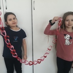 Dziewczynki wykonały ozdoby walentynkowe do sali.jpg
