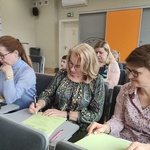 Zdjęcie 1. Jury pod przewodnictwem Pani Wicedyrektor Doroty Kłak podpisuje dyplomy.jpg