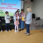 Zdjęcie 5. Wręczenie dyplomu i nagrody zwyciężczyni konkursu z klasy 3c.jpg