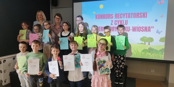 Zdjęcie 7. Uczestnicy  konkursu recytatorskiego - Cztery pory roku z kl. 2-3 z jurorami i organizatorką.jpg