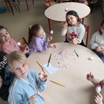 Dzieci wykonują wielkanocne ozdoby.jpg