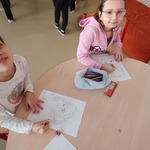 Dziewczynki kolorują kolorowanki.jpg