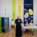 4. Ksiądz Roman Balunowski składa wszystkim życzenia świąteczne-stoi na scenie..jpg