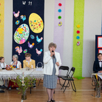 5.Pani Dyrektor Departamentu Edukacji w Bialymstoku- Wieslawa Ćwiklińska stoi na scenie i składa świąteczne życzenia..jpg