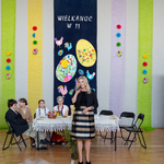 2.Pani Dyrektor Bożena Jolanta Chodyniecka stoi na scenie i składa życzenia świąteczne.jpg