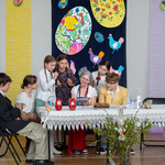 11. Aktorzy siedzą za stołem_ odgrywają scenkę rozmawy przy wielkanocnym stole..jpg