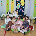 9. Przedstawienie teatralne- pięć dziewczynek siedzi na kanapie i oglądają album z rodzinnymi zdjęciami..jpg