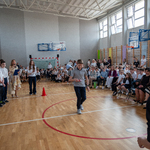 14.W wielkanocnej zabawie bierze udział chłopiec_który niesie na łyżce wielkanocną pisankę..jpg