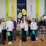 16.Laureaci konkursu kaligraficznego stoją wraz z Panią Dyrektor i opiekunami na scenie obdarowani nagrodami..jpg