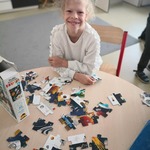 Zuzia podczas układania puzzli.jpg