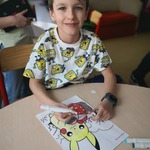 Piotrek podczas malowania Wielkanocnej kolorowanki.jpg