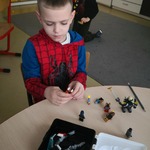 Ernest podczas zabawy lego..jpg