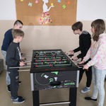 Dzieci podczas gry w piłkarzyki..jpg
