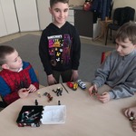 Chłopcy podczas zabawy lego..jpg