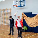 Zdjęcie nr 23. Król_ w geście radości_ podnosi triumfalnie dłoń_ w której trzyma Konstytucję_.jpg