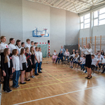 Zdjęcie nr 20. Chór szkolny śpiewa patriotyczną pieśń_.jpg