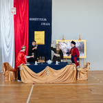 Zdjęcie nr 14. Aktorzy przy stole unoszą kielichy na znak zwycięstwa_.jpg
