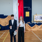 Zdjęcie nr 8. Uczniowie z klasy 7c trzymają w dłoniach świece i uroczyście rozpoczynają część artystyczną szkolnej akademii_.jpg
