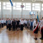Zdjęcie nr 5. Dyrekcja_ goście i społeczność szkolna odśpiewują hymn państwowy_.jpg
