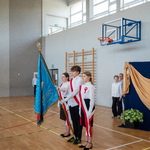 Zdjęcie nr 2. Poczet sztandarowy w asyście uczniów podczas przygotowania do hymnu państwowego_.jpg
