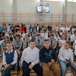 Zdjęcie nr 17. Publiczność i harcerze z zaciekawieniem oglądają akademię.jpg