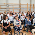 Zdjęcie nr 7. Uczennice i uczniowie_ po zajęciu miejsc_ czekają na rozpoczęcie części artystycznej.jpg