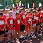 2a.  grupa dzieci stojaca na bieżni w czasie uroczystego otwarcia zawodów.jpg