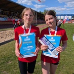 1c. dwie dziewczynki z medalami i dyplomami.jpg