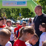 grupa dzieci fotografująca się z mistrzem olimpijskim Wojciechem Nowickim.jpg
