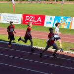 18. grupa chłopców biegnąca po biezni na 600 m.jpg