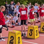 10. dzieczęta czekające na biezni na start na 60 m.jpg