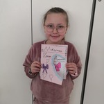 Zuzia wykonała laurkę dla mamy.jpg