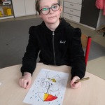 Wiktoria koloruje kolorowankę z Koziołkiem.jpg
