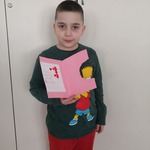 Mateusz i jego laurka z okazji dnia mamy.jpg