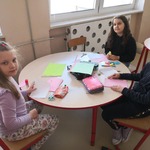 Dziewczynki z IId podczas zajęć platycznych.jpg