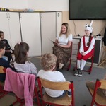 Dzieci słuchają opowieści o Koziołku Matołku.jpg