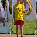 Chłopiec ze złotym medalem na najwyzszym miejscu podium.jpg