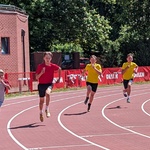 chłopcy biegnący na 200 m.jpg